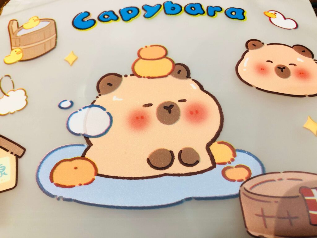 capibara kawaii dans l'eau